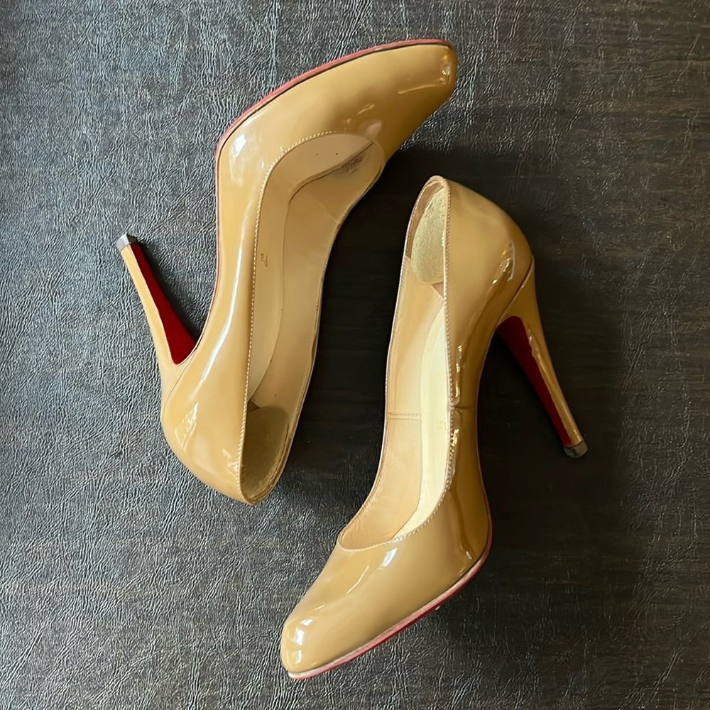 Louboutin decollete nude patent heels 36.5
